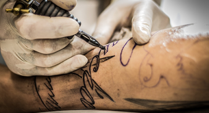 Che titolo di studio serve per fare il tatuatore?