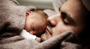 Come funziona l'allattamento per il padre?