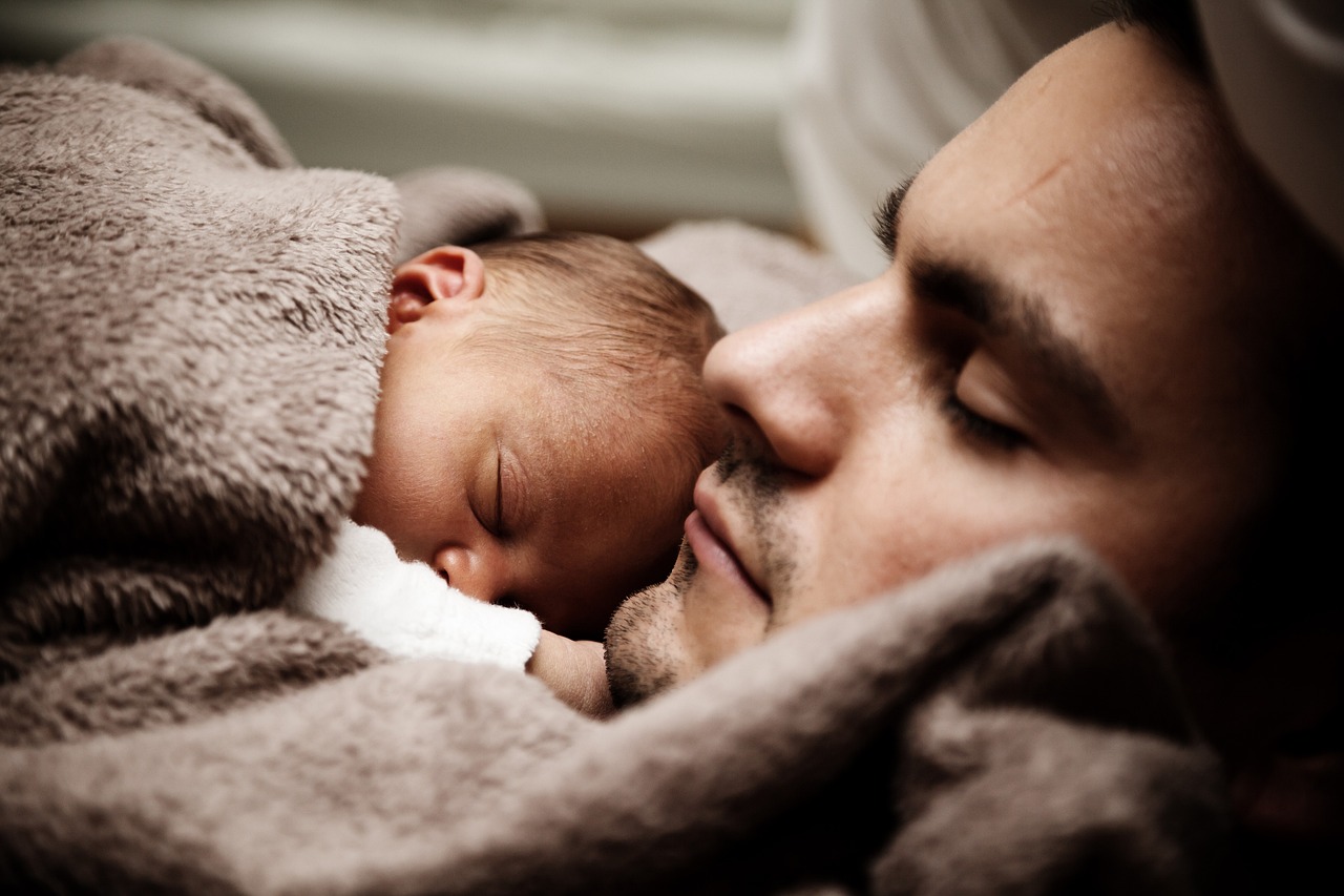 Come funziona l'allattamento per il padre?